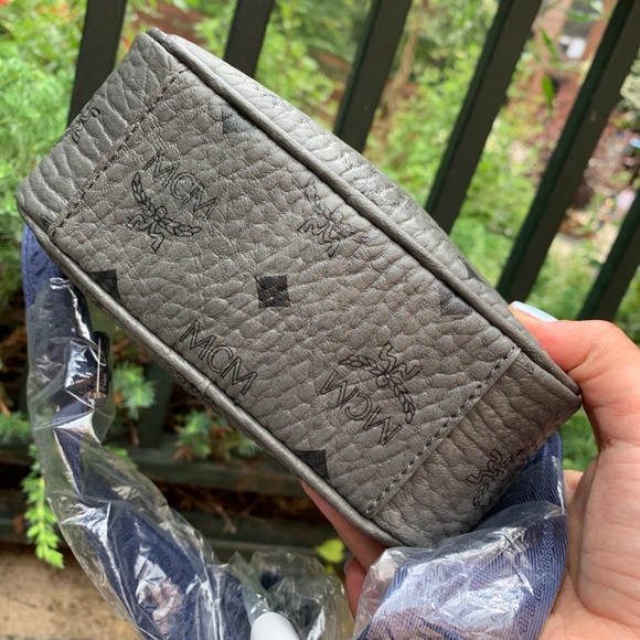 SOLD⛔️(UNISEX) Auth. MCM viseto Logo diamond zip Crosb - Picture 13 of 15